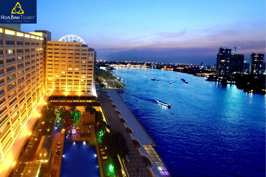 Khách sạn Ramada Plaza by Wyndham Bangkok Menam Riverside Bangkok bên cạnh sông Chao Phraya Thái Lan