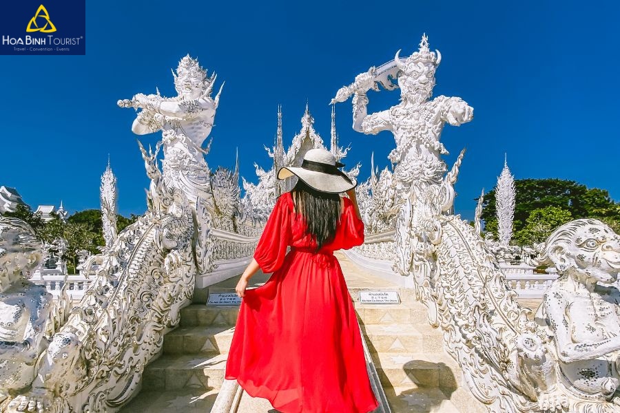 Váy dài là sự lựa chọn phù hợp đối với nữ giới khi thăm chùa Thái Lan