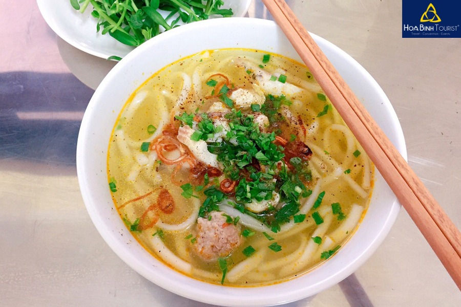 Bánh canh cá Lóc Bình là đặc sản nhất định phải thử khi đến xứ Huế 