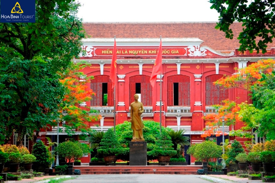 Tượng đài Nguyễn Tất Thành - Cựu học sinh xuất sắc của trường Quốc Học 