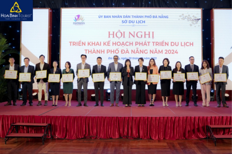HoaBinh Tourist vinh dự đón nhận bằng khen của Sở Du lịch thành phố Đà Nẵng 2 năm liên tiếp