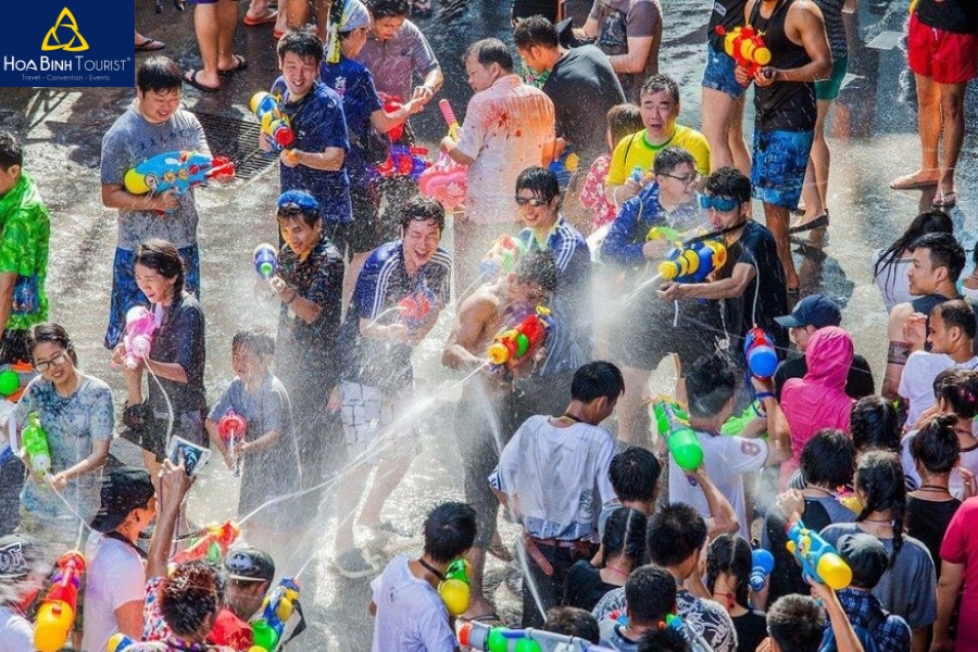 Lễ hội té nước Songkran diễn ra vào tháng 4 hàng năm