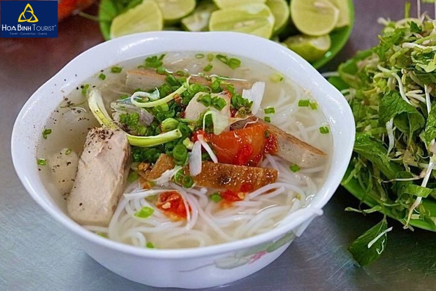 Bát bún cá Nha Trang là sự kết hợp tinh tế từ nước dùng ngọt thanh cho đến từng miếng chả cá tươi ngon đậm đà