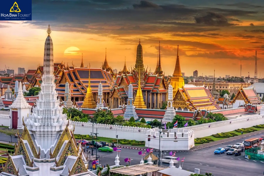 Bangkok là thủ đô của Thái Lan, hàng năm thu hút hàng triệu người đến du lịch, khám phá văn hóa