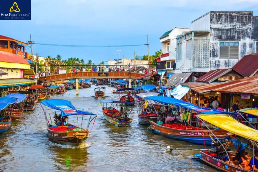 Chợ nổi Amphawa mua bán tấp nập trong cuối tuần