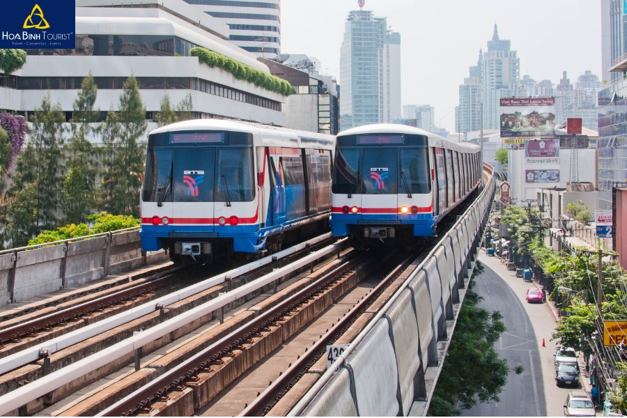 Tàu trên cao là phương tiện di chuyển phổ biến tại thủ đổ xứ Chùa Vàng