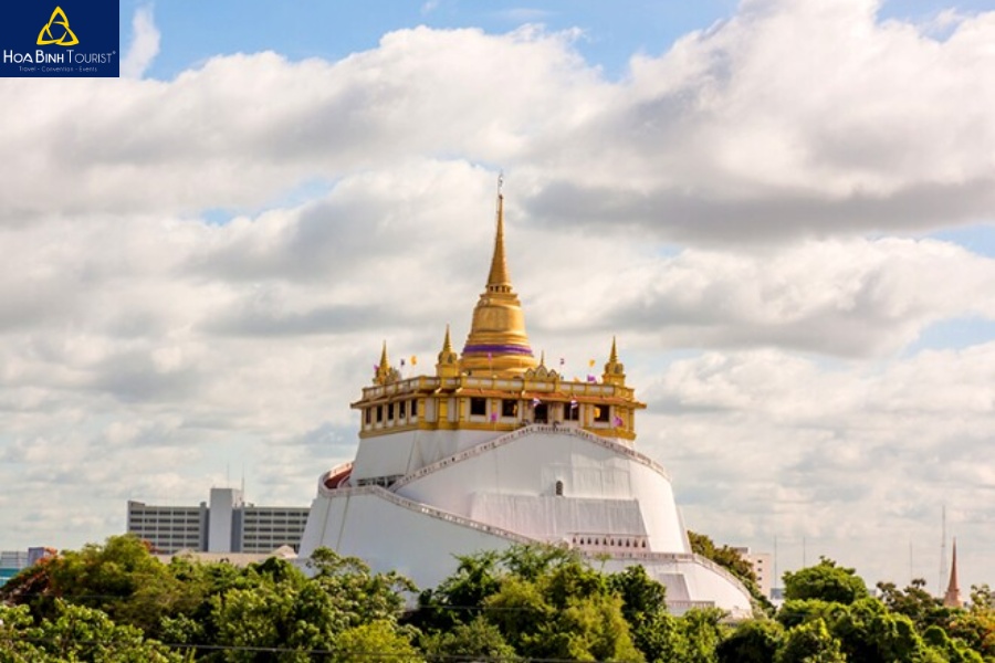 Chùa Wat Saket nằm uy nghi trên ngọn đồi cao