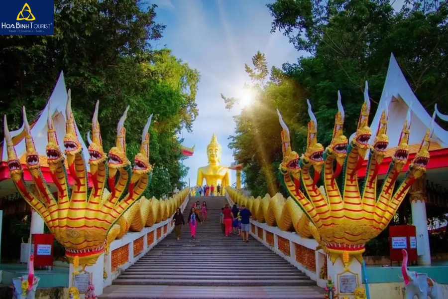 Chùa Phật Lớn Wat Phra Yai Pattaya nổi tiếng với vẻ đẹp uy nghi, giáp biển và có tượng Phật cao đến 18m