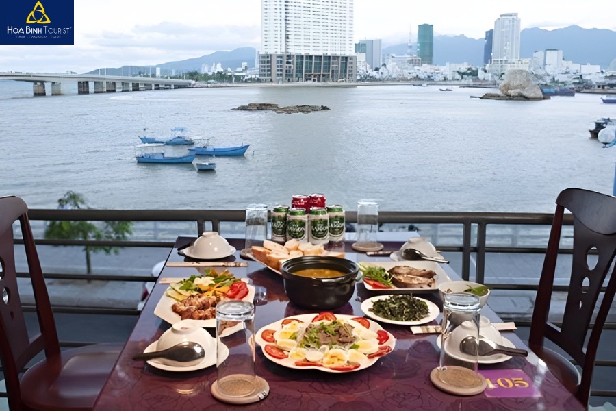 View sông xinh đẹp tại quán hải sản Seafood 