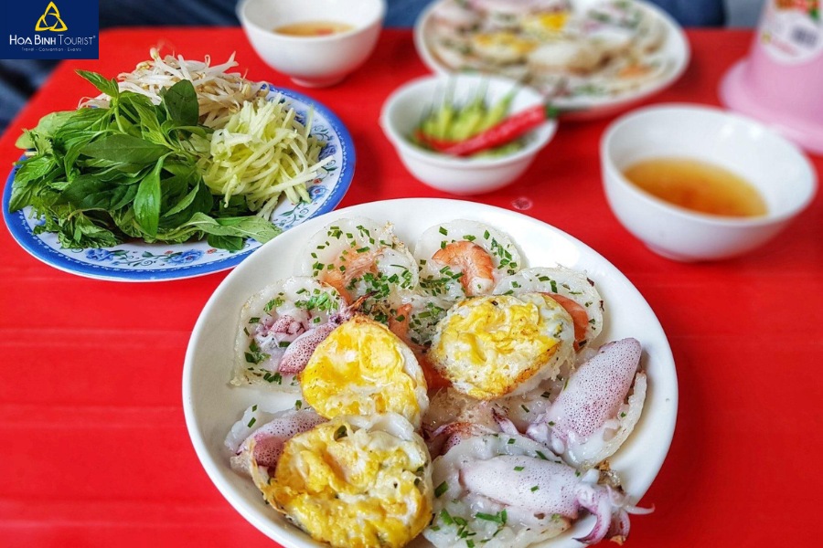 Bánh căn mực là món ăn đặc sản Nha Trang 