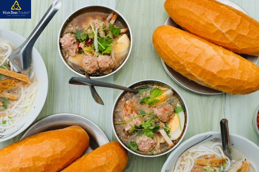 Bánh mì chấm thơm ngon, nức tiếng 