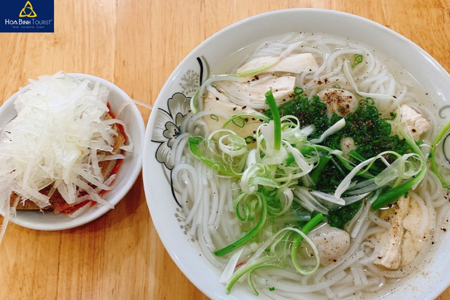 Bánh canh Bà Thừa hấp dẫn thực khách 