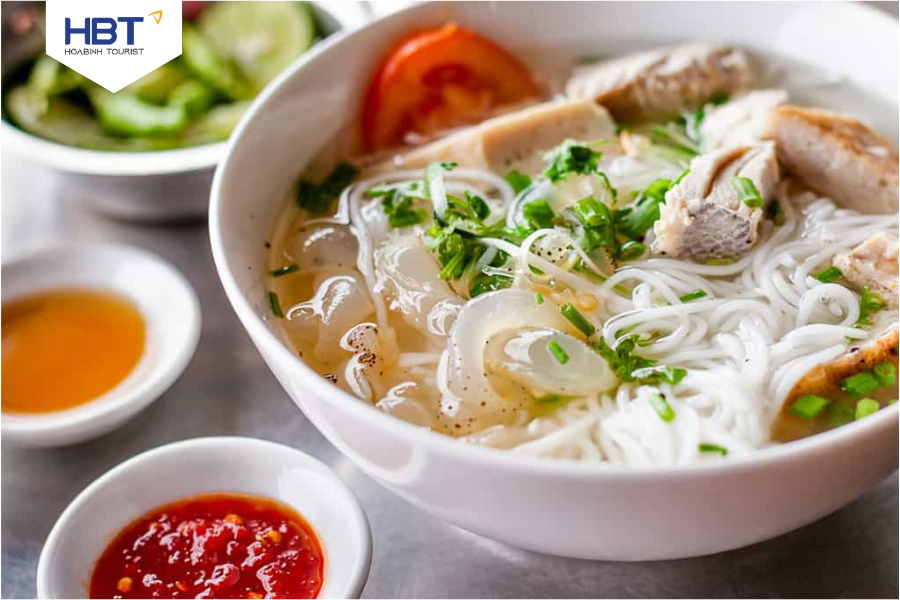 Fish noodle soup with Cay Bang leaves is a delicious restaurant known to many diners.