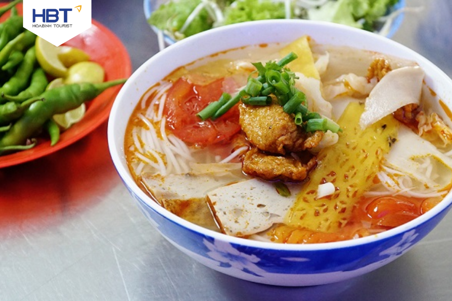 Co Ba fish noodle soup has a delicious and attractive taste.