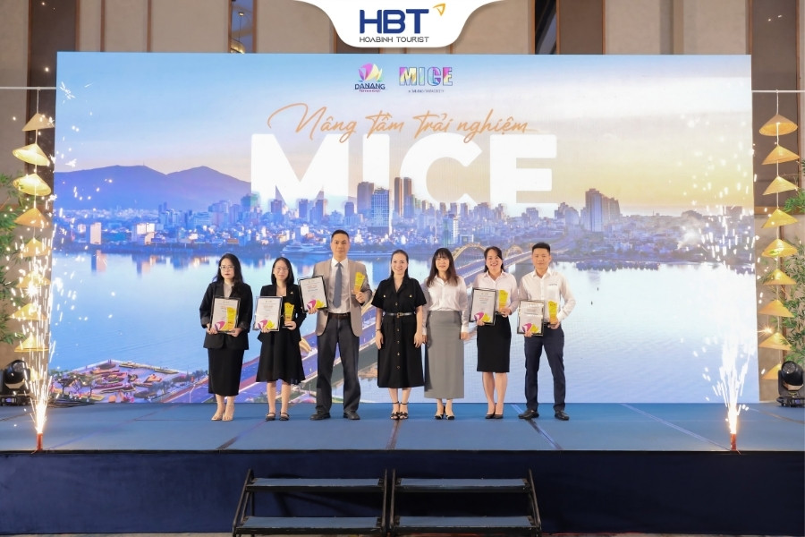 HOABINH TOURIST ĐỒNG HÀNH CÙNG HBG ĐÓN NHẬN CÚP DANH GIÁ "MICE – THE RISING WAVE 2025"