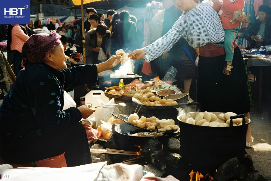 Đi chợ phiên Đồng Văn để ăn bát phở tráng tay nóng hổi 