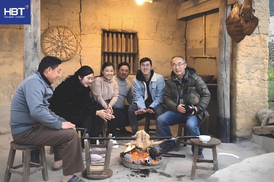 Ghé quán nước nhỏ trò chuyện cùng người bản địa ở Lô Lô Chải 