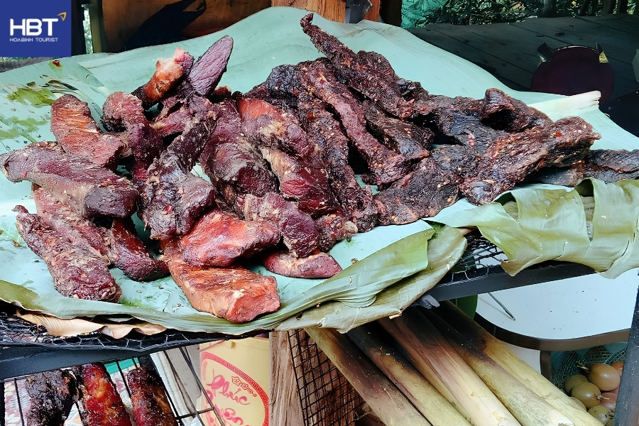 chợ phiên sapa - Thịt trâu gác bếp